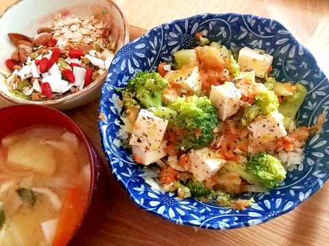 ブロッコリーと豆腐の食べるサラダごはん。